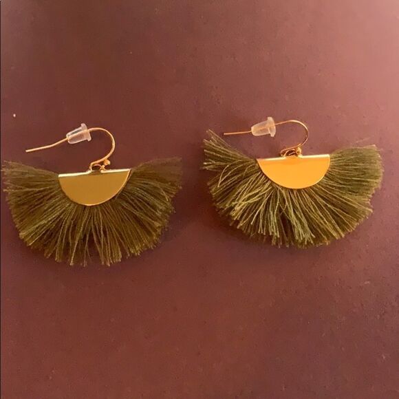 Green fringe necklace and earring set - Picture 7 of 7